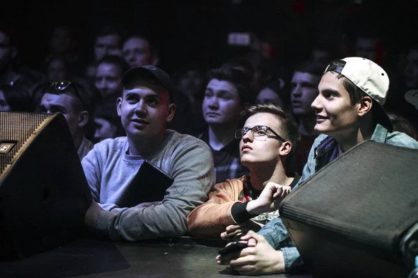 莫斯科 2016年4月23日 说唱歌手里戈斯在夜总会的大型音乐会 音乐会观众等待表演者进入舞台 在俱乐部听音乐的年轻人 — 图库照片