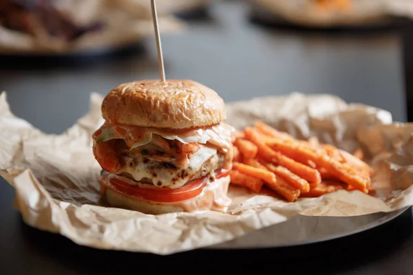 Gran Hamburguesa Sabrosa Con Salsa Queso Quemado Carne Servida Con — Foto de Stock