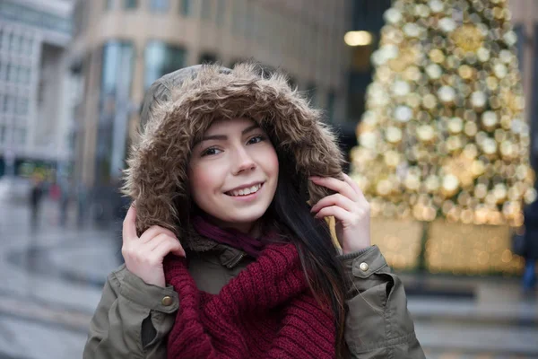 Young Brunette Girl Posing Brightly Decorated Christmas Tree Outdoors — Stock Photo, Image