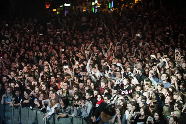 Moskova - 20 Ekim, 2016: kalabalık danceflloor gece kulübünde. Büyük canlı müzik show gece kulübü. İnsanlar üzerinde konser iyi eğlenceler. Büyük bir kalabalık satılan dışarı Festivali