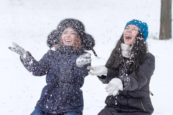 Meninas Adolescentes Bonitos Livre Dia Inverno Nevado — Fotografia de Stock