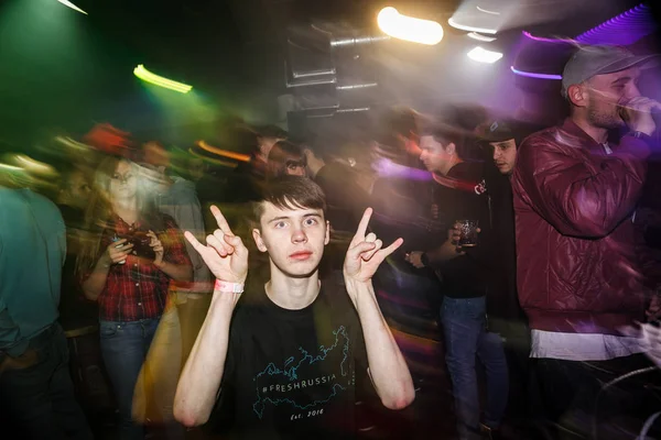Moskova-21 Ekim 2016: gece kulüp barında hip hop müziği partisi. Müzik hayranları rap müzik eğlenmek için toplandı. Genç insanlar clubbing içinde bu gece kulübü