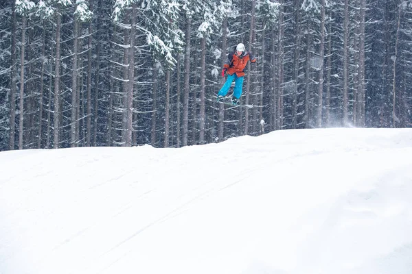 ブコヴェリ ウクライナ 2018 若いスノーボーダー選手ジャンプ スキー場でランプ ブコヴェリ冬 Park Sportsman 雪のボードで空気トリックを実行する極端な冬のスポーツ競技中に — ストック写真