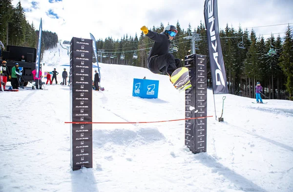 Bukovel Ukrajna Március 2018 Snowboardos Ugrik Bár Fárasztó Meleg Téli — Stock Fotó