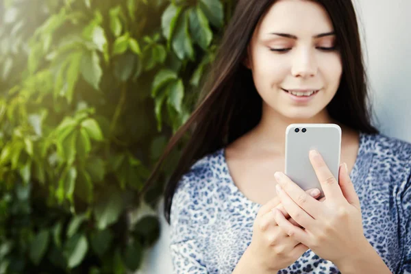 Aantrekkelijke Brunette Meisje Foto Met Dubbele Achterste Camera Slimme Telefoon — Stockfoto