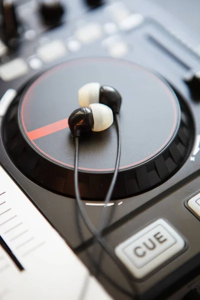 Вертикальна Фотографія Звукового Мікшера Midi Контролера Маленьких Чорних Навушників Запустити — стокове фото