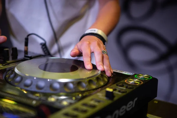 Profesyonel Parti Kız Gece Kulübünde Müzik Çalar Kadın Disk Jokey — Stok fotoğraf