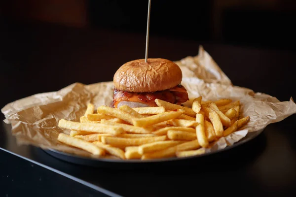 Deliciosa Hamburguesa Con Salsa Tomate Ketchup Servido Plato Con Papas — Foto de Stock