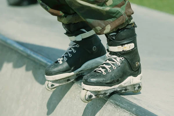 Pés Rollerblader Vestindo Patins Linha Agressivos Moagem Rampa Concreto Parque — Fotografia de Stock