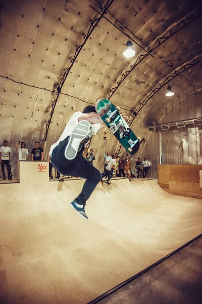 Moscú Septiembre 2015 Joven Skater Hacer Truco Toma Aire Monopatín — Foto de Stock