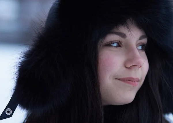 屋外で冬暖かい服にかわいい若いブルネットの少女 — ストック写真