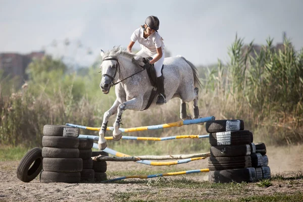 Mariupol Ucraina Luglio 2015 Gara Equitazione Tra Giovani Cavalieri Gara — Foto Stock