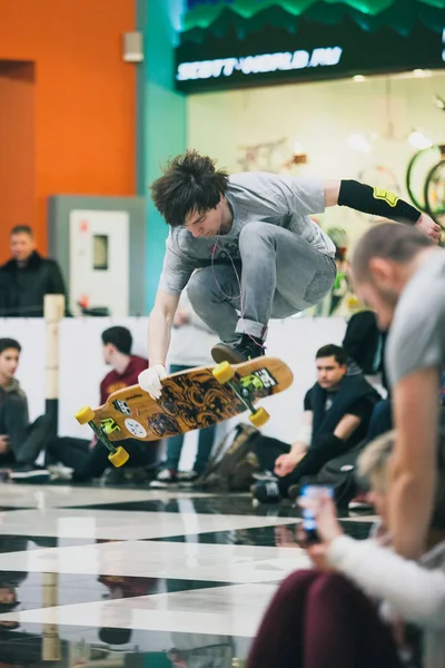 Moskova Ocak 2016 Kapalı Skatepark Longboarding Rekabet Gençler Eğlenceli Katılın — Stok fotoğraf