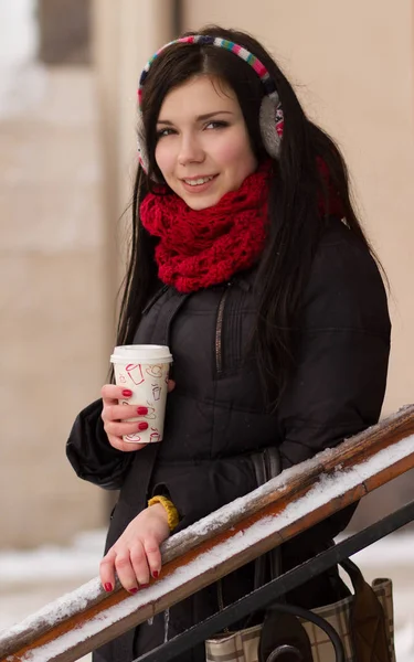 Jovem Morena Atraente Segurando Xícaras Café Livre Dia Brilhante Inverno — Fotografia de Stock