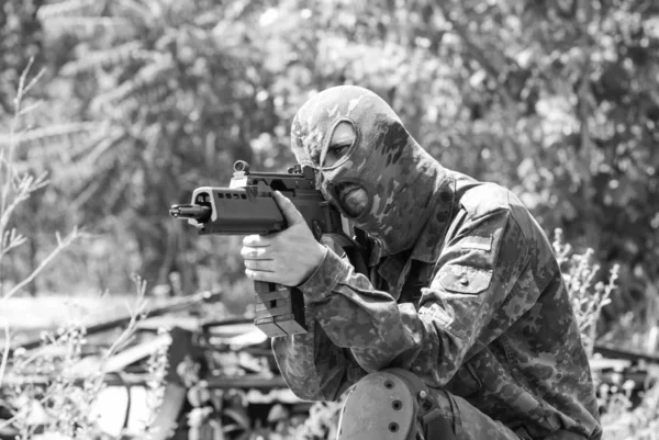 Озброєний Небезпечний Терорист Який Прицілюється Своєї Цілі Пістолетом — стокове фото