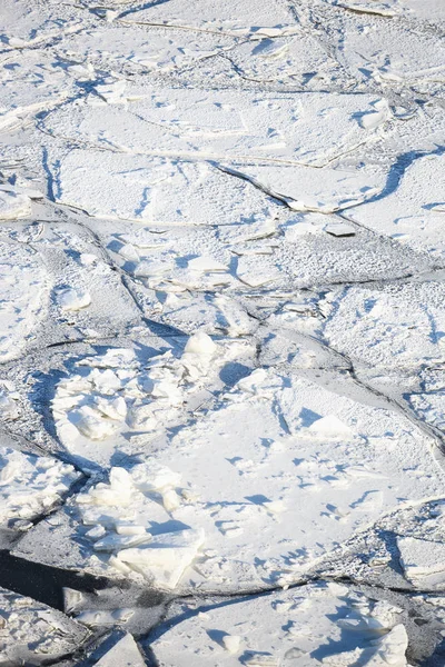 Donmuş Nehrin Dikey Fotoğraf Kışın Kırılmış Buzla Kaplı Göl Veya — Stok fotoğraf