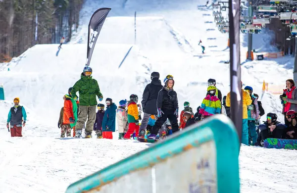 Bukovel Ukraina Marca 2018 Grupa Snowboardzistów Narciarskich Zawodników Torze Karpatach — Zdjęcie stockowe