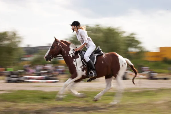 Μαριούπολη Ουκρανία Ιουλίου 2015 Άλογο Ιππασίας Διαγωνισμό Μεταξύ Των Νέων — Φωτογραφία Αρχείου