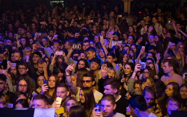 莫斯科 2017年2月22日 夜总会的大型嘻哈音乐节 在夜总会举行的 Migage Endshpiel 说唱乐队音乐会 音乐会的观众对音乐很有乐趣 俱乐部的夜生活娱乐活动 — 图库照片