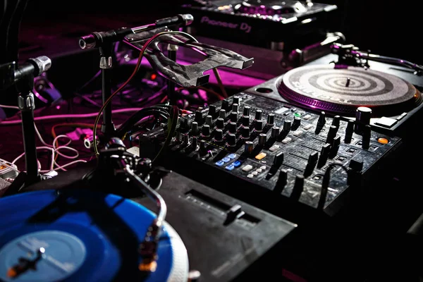 2018年7月4日 专业音乐会 音响设备 复古技术 1210 转盘和先锋声音混音面板 在夜总会的技术派对上播放和混音音乐曲目 — 图库照片