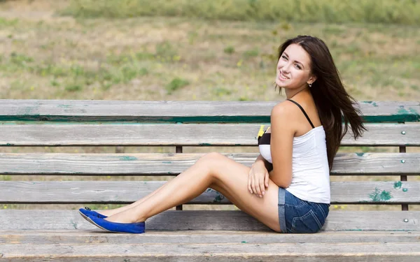 Beautiful Young Girl Posing Bench Park — Stock Photo, Image