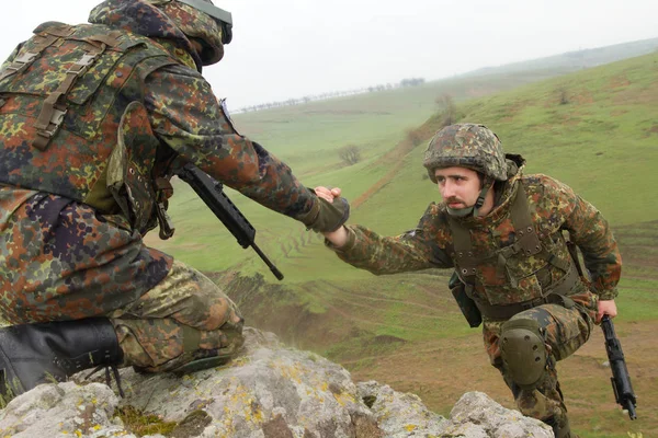 팀워크 유니폼 우크라이나어 군대의 위장에 솔저는 팀원이 야외에서 암반을 오르는 — 스톡 사진