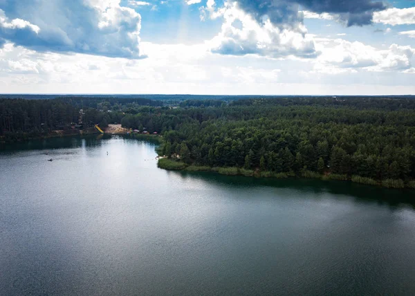 美丽的湖泊在森林中 — 图库照片