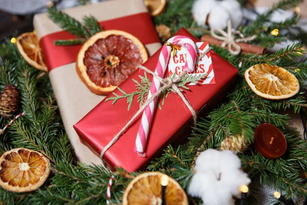 Duas Belas Caixas Presentes Decorados Artesanais Natal Deitado Grinalda Abeto — Fotografia de Stock