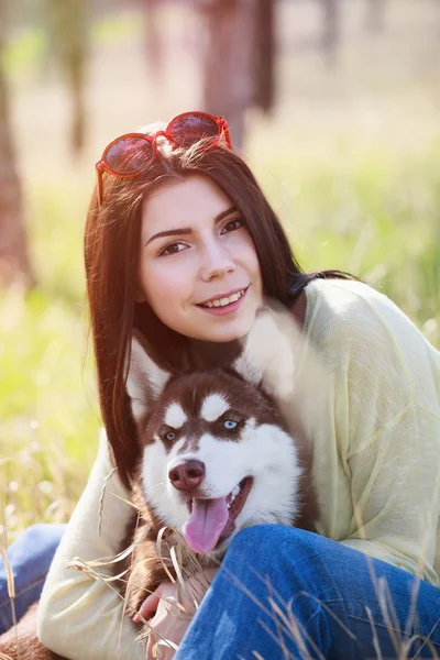 Lächelnde Junge Brünette Sitzt Mit Ihrem Husky Hund Grünen Park — Stockfoto