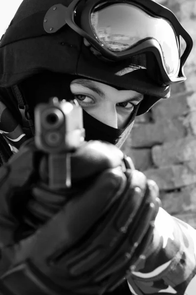 Voják Poloautomatické Glock Pistole Zaměřené — Stock fotografie