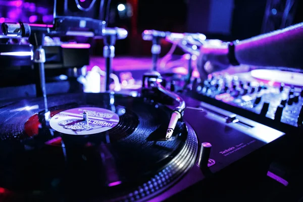 キエフ 2018 レトロな テクニクスのターン テーブルなビニール レコード音楽ホールでコンサートのステージ上で プロのディスク ジョッキーのナイトクラブで電子祭オーディオ機器 — ストック写真