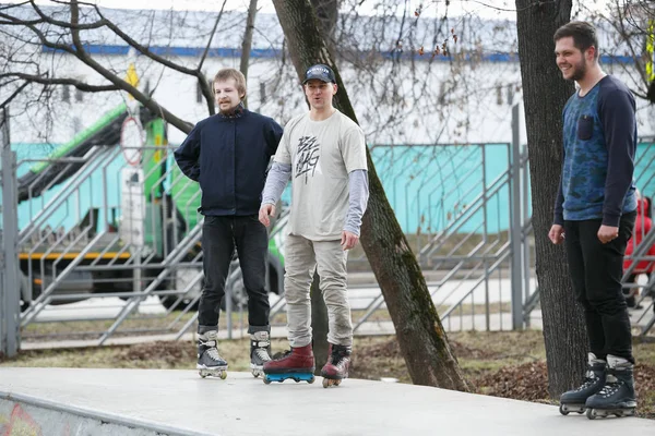 Moskau März 2017 Jugendliche Haben Spaß Beim Aggressiven Inline Skate — Stockfoto