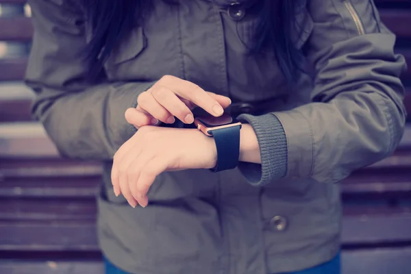 Feamlel Reading New Messages Her Trendy Smart Wrist Watch Touching — Stock Photo, Image