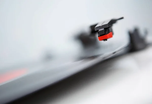 Hifi 复古乙烯基唱片播放机转盘与模拟音频光盘 高品质的音响系统为嬉皮士 音乐爱好者和乙烯基收藏家 音频设备关闭 转盘针在焦点 — 图库照片