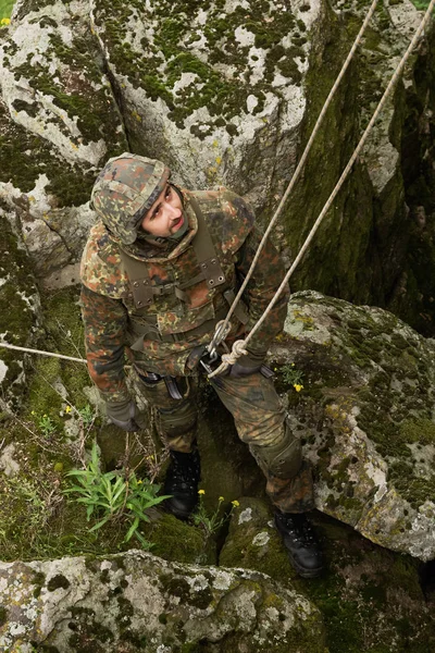 Giovane Noi Swat Soldato Ragazzo Con Fucile Automatico Soldato Mimetizzazione — Foto Stock