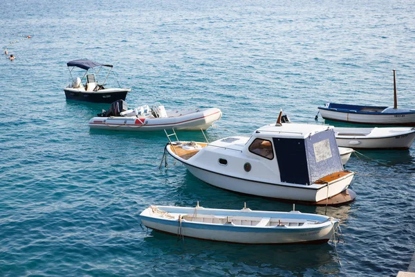 Makarska Croatia June 2017 Моторные Лодки Дрейфуют Волнам Красивого Адриатического — стоковое фото