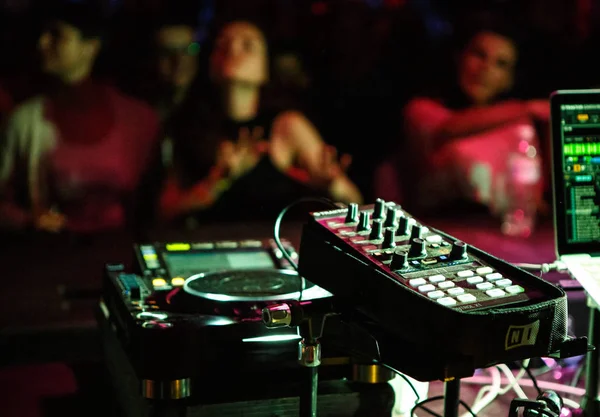キエフ 2018 Midi コント ローラー デバイス音楽トラックを再生するため 夜のクラブでテクノ音楽パーティー ディスク ジョッキーのプロオーディオ機器 — ストック写真
