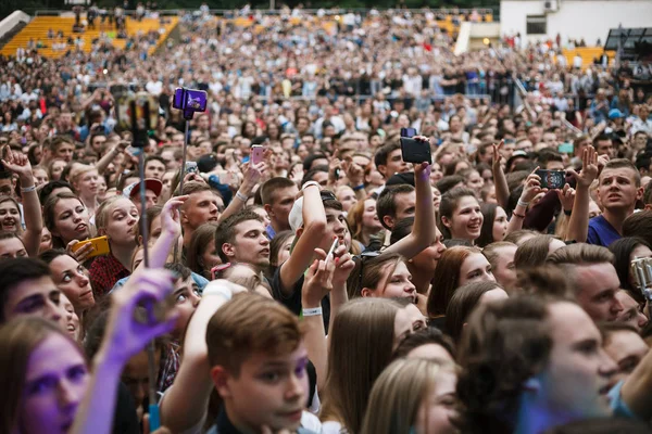 モスクワ 2016 夏の屋外音楽祭に巨大なコンサートの群集 多くの若い人々 手を振って ヒップ ホップ歌手 One のコンサートで歌います 混雑したダンスフロアでの舞台からの眺め — ストック写真