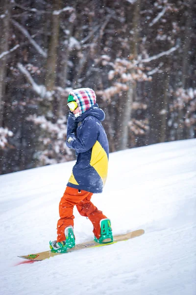 Bukovel Ukrajna 2018 Március Snowboardos Sportoló Lovagol Fedélzeten Speciális Pálya — Stock Fotó