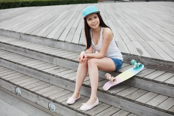 Giovane Bruna Femmina Seduta All Aperto Con Skateboard Incrociatore Corto — Foto Stock