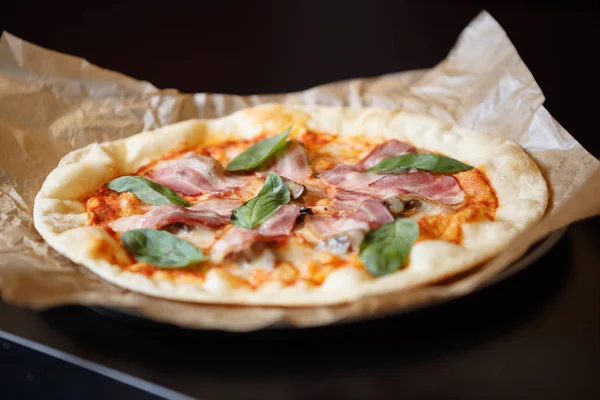 Italin Pizza Restaurante Fast Food Servido Papel Marrom Close Sobre — Fotografia de Stock