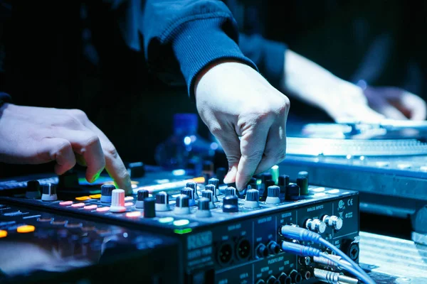 モスクワ 2016 プロフェッショナル デジタル ターン テーブル クラブでレーン プレーヤーで音楽を再生します サウンド ミキサーのミックス — ストック写真