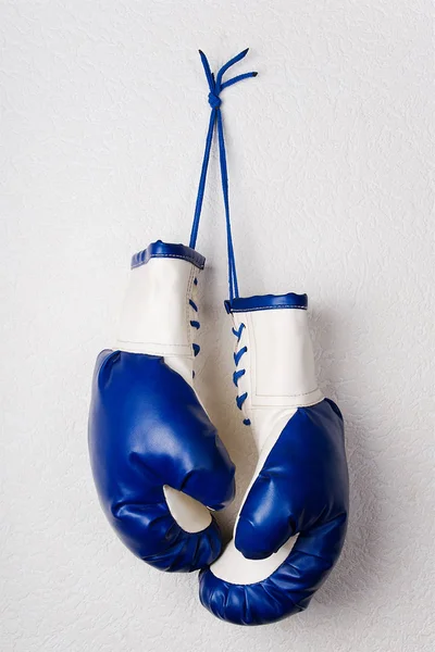 Wit Blauw Bokshandschoenen Opknoping Een Witte Muur — Stockfoto