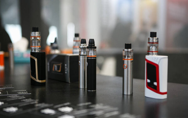 МОСКВА - 6 ДЕКАБРЯ, 2016: V ape Expo event. Экспозиция современных электронных сигарет, жидкостей для паров и испарительных устройств
