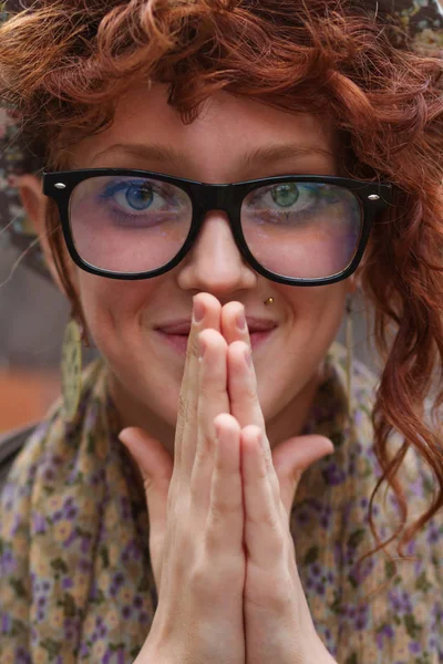 Portret Curlyhipster Laska Okularach Czytania Włożył Ręce Jej Ustach — Zdjęcie stockowe