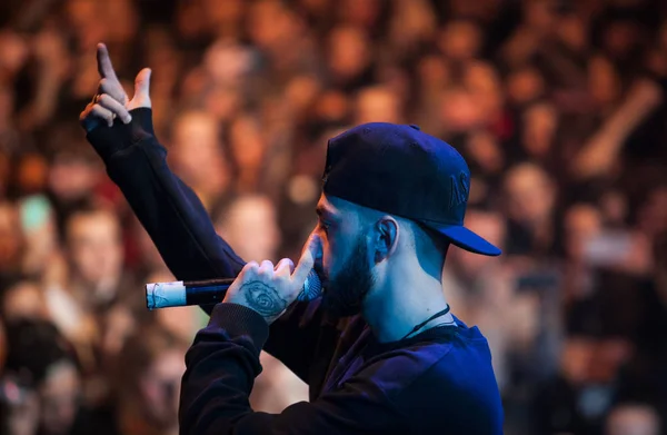 Mosca Ottobre 2016 Cantante Rap Che Canta Locale Affollato Grande — Foto Stock