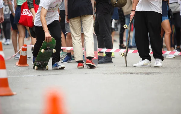 2018年7月21日 在极限夏季体育比赛中骑在滑板上的青少年滑冰男孩团体 为年轻人提供积极健康的生活方式 溜冰者获得技巧的速度 — 图库照片