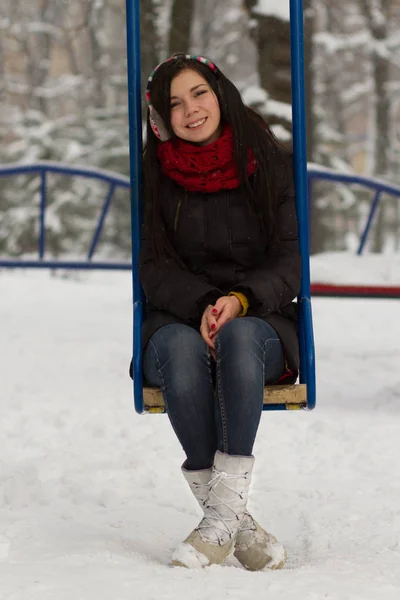 Bella Ragazza Adolescente Una Passeggiata All Aperto Nevoso Giorno Inverno — Foto Stock