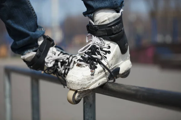 Rollerblader Slipning Järnväg Skatepark Utomhus Tricket Ovansidan Själ Eller Topsoul — Stockfoto