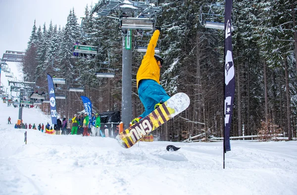 Bukovel Ukraine Mars 2018 Unga Snowboardåkare Hoppare Landar Ramp Ski — Stockfoto